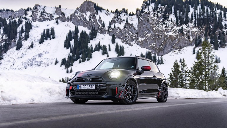 Kar ve Buzda Maksimum Performans: Yeni MINI John Cooper Works Aksesuarları. | MINI Türkiye
