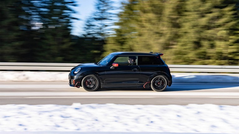 Kar ve Buzda Maksimum Performans: Yeni MINI John Cooper Works Aksesuarları. | MINI Türkiye