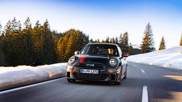 Kar ve Buzda Maksimum Performans: Yeni MINI John Cooper Works Aksesuarları. | MINI Türkiye