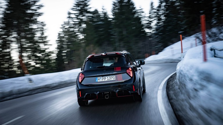 Kar ve Buzda Maksimum Performans: Yeni MINI John Cooper Works Aksesuarları. | MINI Türkiye