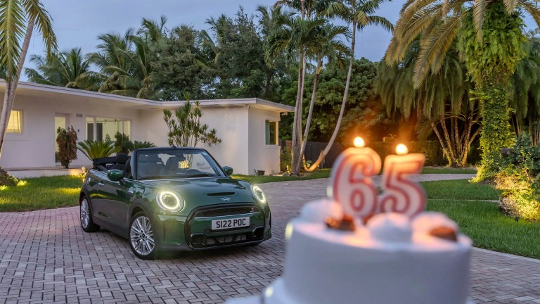 MINI, İkon Haline Gelen Yenilikleri ve Yarış Mirasıyla Dopdolu Geçen 65 Yılını Kutluyor | MINI Türkiye