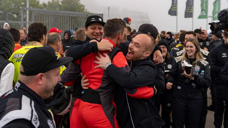 MINI John Cooper Works ve Bulldog Racing Team, 2024 Nürburgring 24 Saat Yarışı'nda Zaferi Kutluyor | MINI Türkiye
