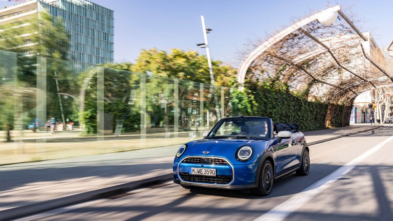 Güneş Açtı, Tavan Açıldı: Yeni MINI Cooper Cabrio Ailesi Şimdi Yollarda.