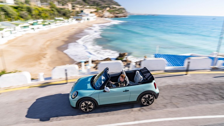 Güneş Açtı, Tavan Açıldı: Yeni MINI Cooper Cabrio Ailesi Şimdi Yollarda.