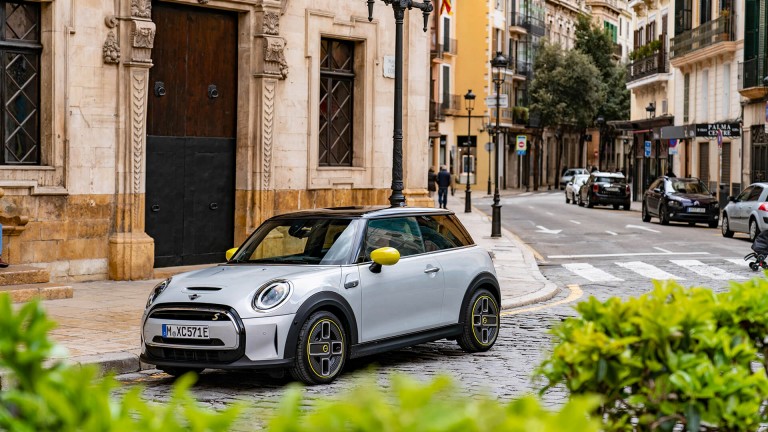 Yeni MINI modellerinin %15’inden fazlası çoktan elektrikli kullanıma geçmiş durumda | MINI Türkiye