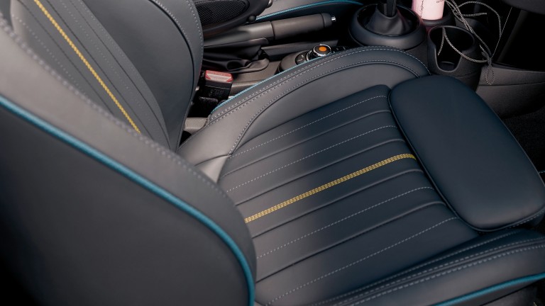 MINI Cabrio Sidewalk Edition – iç tasarım – deri koltuk döşemesi
