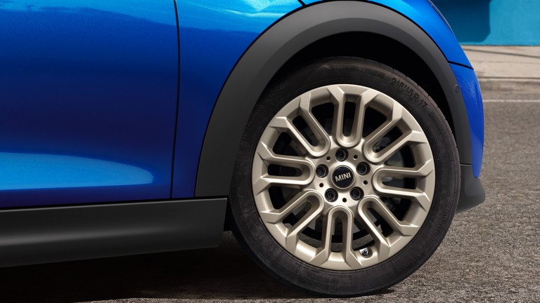MINI Cooper 5 Kapı - dış tasarımda öne çıkanlar - jantın yakın plan görünümü