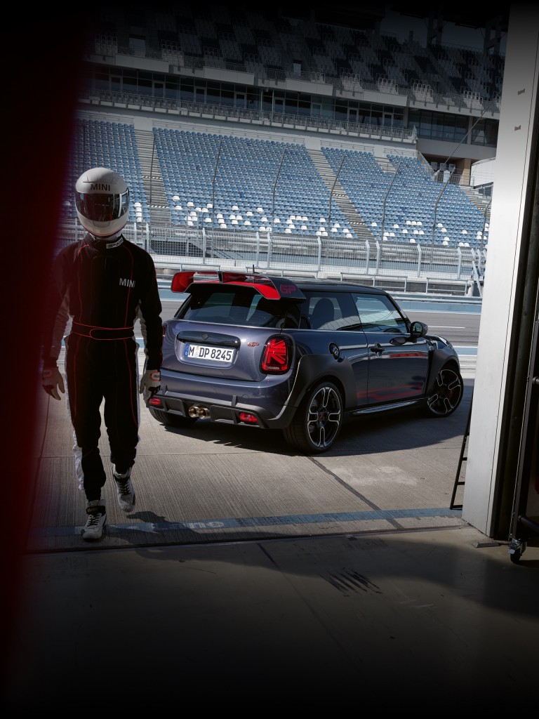 MINI John Cooper Works GP – yandan ve arkadan görünüm – pist