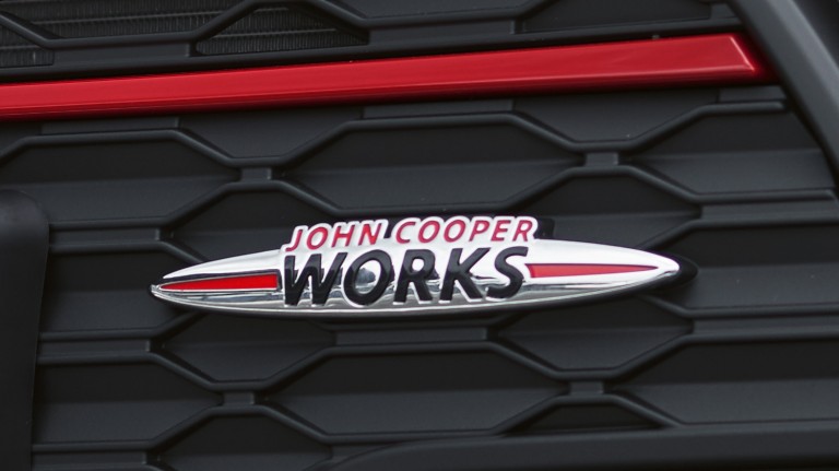 MINI John Cooper Works Clubman – ön ızgara – JCW amblemi