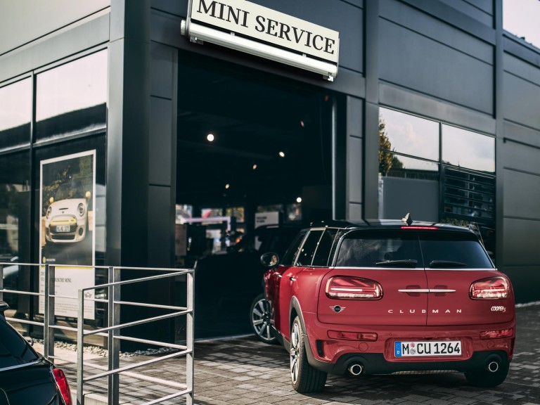 MINI Yetkili Servisi - servis binasına giriş yapan bir Clubman